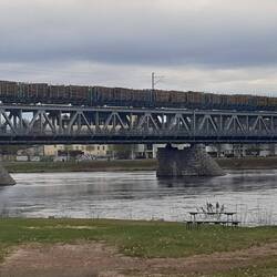 Sopra il ponte c'è il treno che passa...