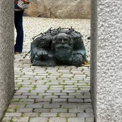 Bronzene Skulptur eines knienden, straßenwaschenden Juden