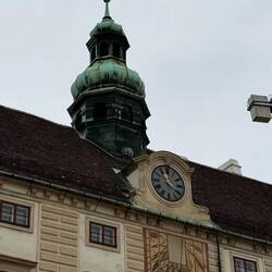 Dreierlei Uhr: Sonnenuhr, normale Uhr und Mondphasenuhr