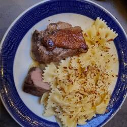 Pikante Entenbrust mit Getrockneten Tomatensplitter-Nudeln.