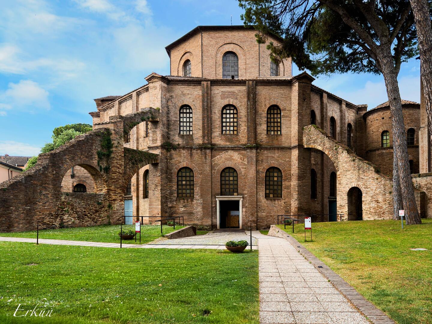 On the way from the Mausoleum of Galla Placidia to the rear entrance of Basilica di San Vitale.