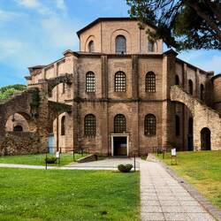 On the way from the Mausoleum of Galla Placidia to the rear entrance of Basilica di San Vitale.