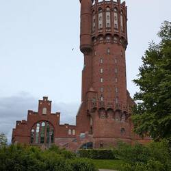 Wasserturm, heute Teil einer Kita und Schule