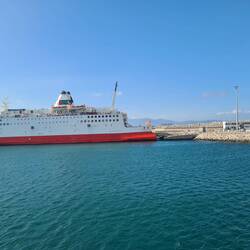 Spanien im Hintergrund ...