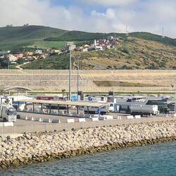 Noch ein letztes Mal Hafen Tanger Med mit Camperstellplatz, Kontrollstellen ... und viiielen Zäunen