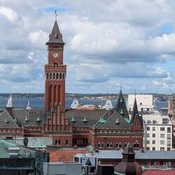Rathaus, Dänemark im Hintergrund