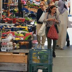 Markttag in Deltebre: eine Strasse mit Obst und Gemüse