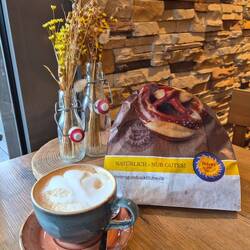 Milchkaffee en broodjes in Peter's Café.