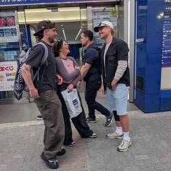 Bobsi kennt selbst in der Großstadt 🗼 einfach jeden