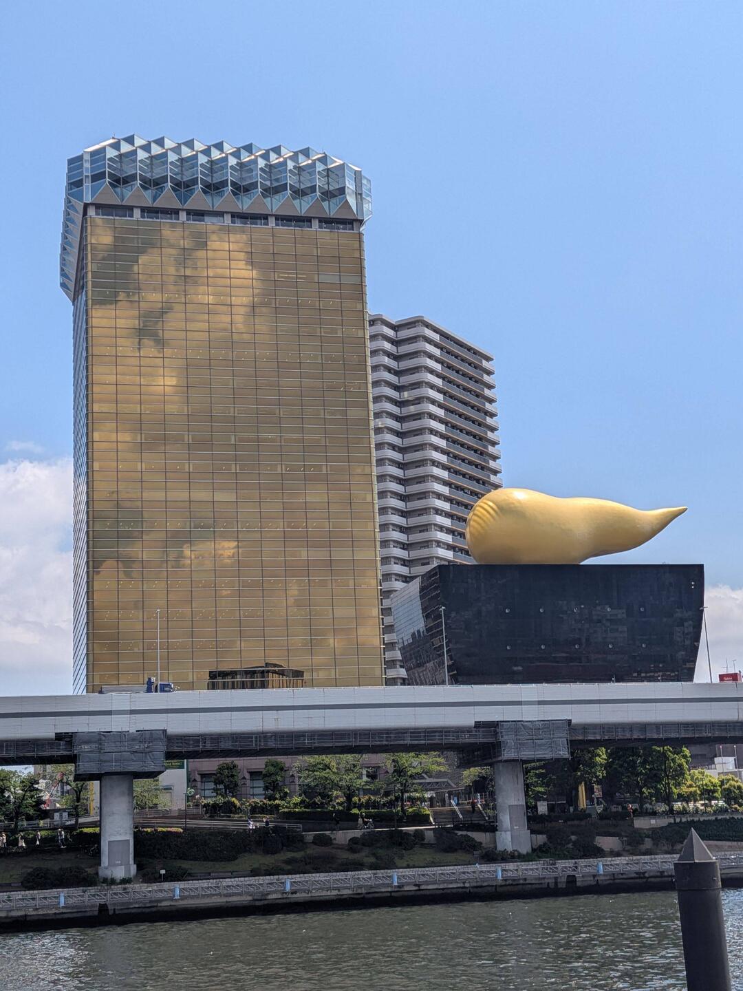 Die goldene Flamme von Asahi Bier 🍺 für uns sieht sie eher aus wie ne Süßkartoffel