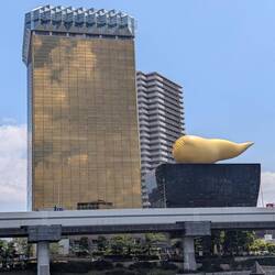 Die goldene Flamme von Asahi Bier 🍺 für uns sieht sie eher aus wie ne Süßkartoffel