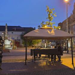 Public piano played by random people