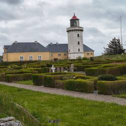 Der Leuchtturm eher unspektakulär aber direkt neben dem Friedhof