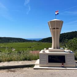 Dans de nombreux villages, des monuments mémoriels pour ne pas oublier les massacres de la guerre