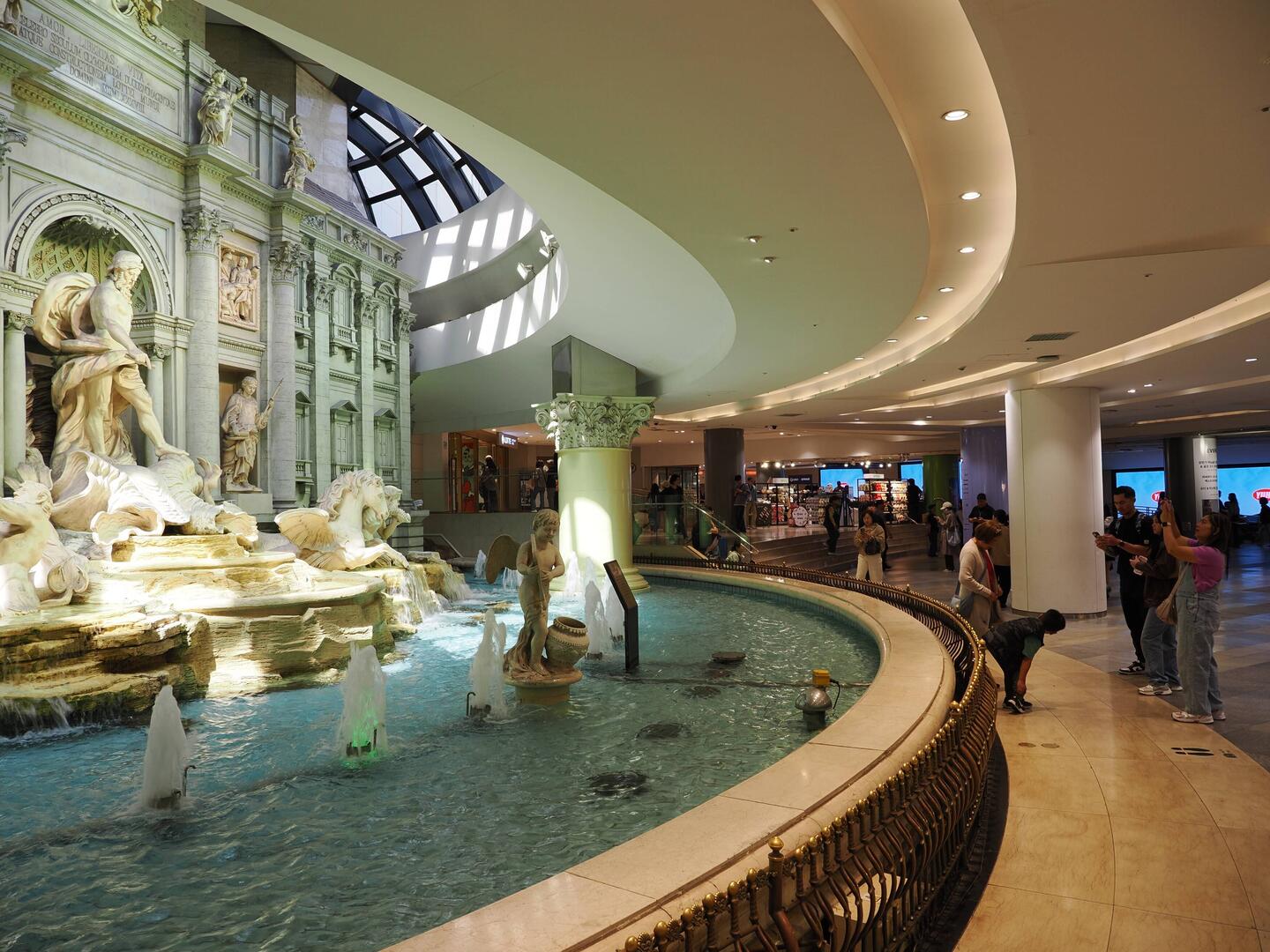 Treffpunkt am Trevi im Lottekaufhaus / Meeting point at the Trevi in Lotte Department Store