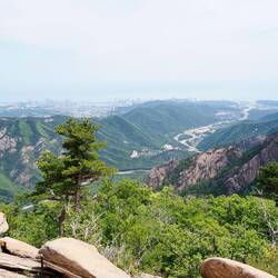 Blick auf Sokcho am Meer / View of Sokcho by the sea