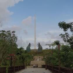 Am Ende des Parks ein riesiger Fahnenmast und Adlerflügel 🦅