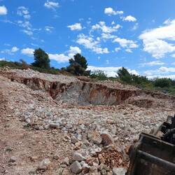 Mitten im Nowhereland wird eine Grube gegraben und ein Betonhaus hineingepflanzt