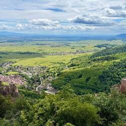 An den Trois Château mit Blick auf Ribeauvillé