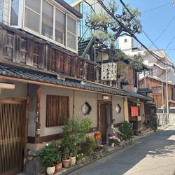 Auf dem Weg im Gion-Quartier in Richtung Kiyomizu-dera-Tempel, einem Wahrzeichen von Kyoto.