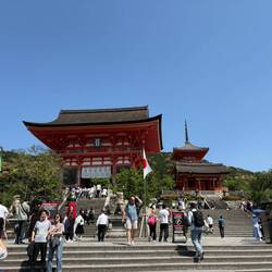 Das Eingangstor zum Kiyomizu-dera-Tempel mit Aussicht auf die Stadt Kyoto.