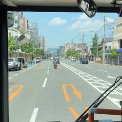 Es holpert ein wenig mit dem Bus in Kyoto.