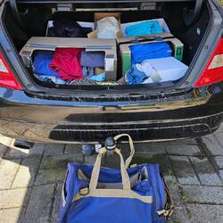 Ingen kuffert men bagagerum og en sportstaske