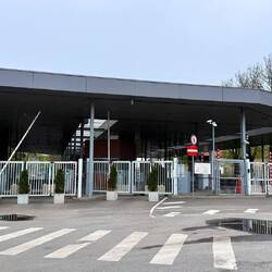 Für Fahrzeuge gesperrt, mit Tujabäumchen aufgehübscht!