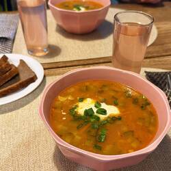 Rassolnik - eine traditionelle russische Suppe mit sauren Gurken als Hauptzutat.