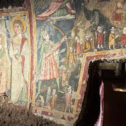 Etruskisch, römisch, letztlich christliche in den Tuffstein gehauene Kapelle. = Recycling