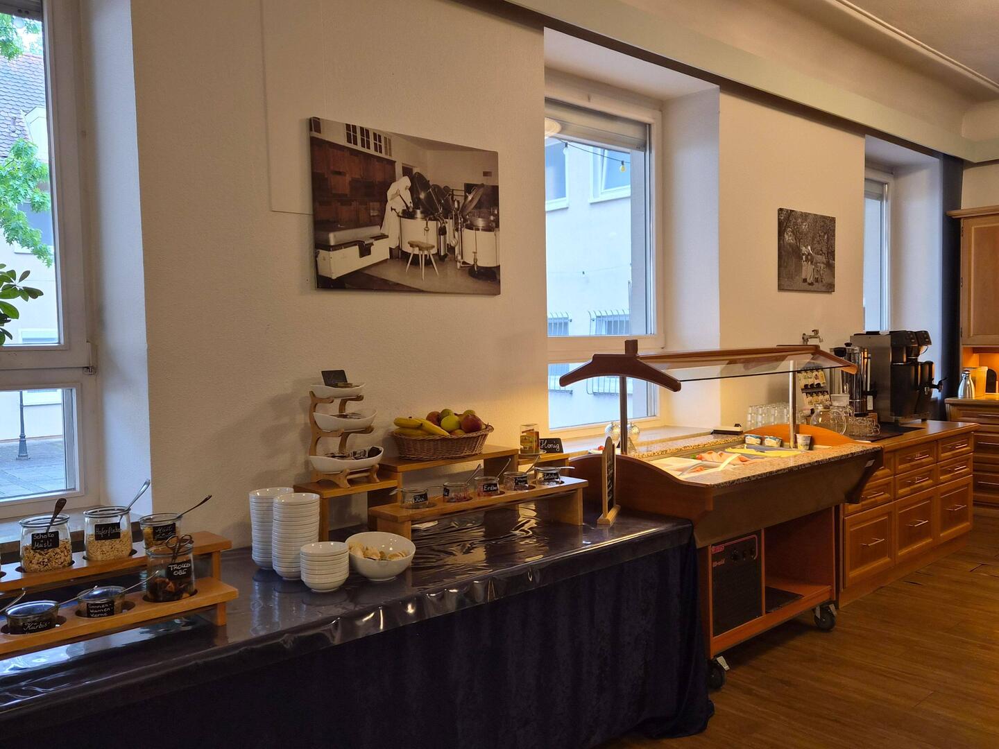 In de ontbijtzaal.