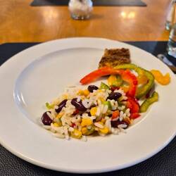 Makreel, rijstsalade en paprikasalade.
