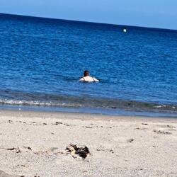 ... und ich (alleine) im Wasser, war wohl knapp 17°