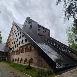 Alpenländischer Chalet Stil an einem Resorthotel