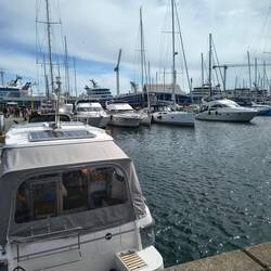 Hafen von Skagen, im Hintergrund große Schiffe in der Werft