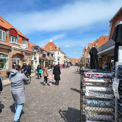 Innenstadt von Skagen bei blauem Himmel