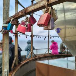 Oben ist es windig, der Leuchtturm außer Betrieb mit Schlössern verziert