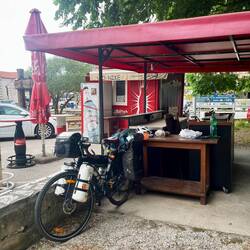 Petit coin de pique nique improvisé sur l'étal d'un bar fermé