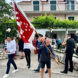 Et à agiter le drapeau du village