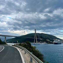 Et voici le pont de 500 m qui mène à la ville. J'ai préféré l'éviter et faire 10km de plus