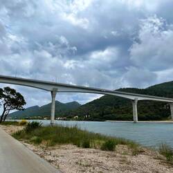 Je suis content de passer sous ce pont (et pas dessus)