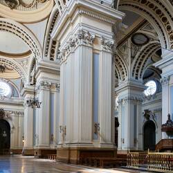 Das Innere der überladenen Kathedrale