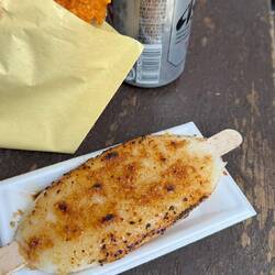 Mittagssnack , frittierter Reis und Hähnchen und ein Ashay super dry