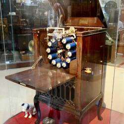 Jukebox mit Phonographenwalzen / Jukebox with phonograph cylinders