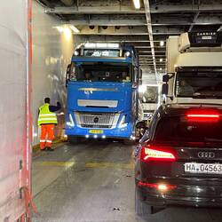 Respekt vor den Truckern, die auf der Fähre rückwärts die Rampe runterfahren müssen