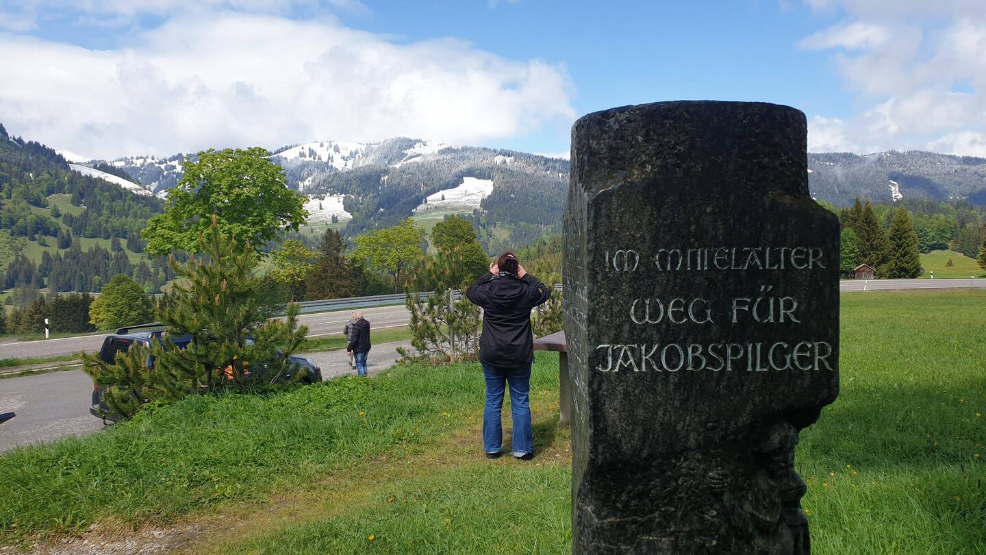 Steinkreuz am Pass in 1176 m Höhe