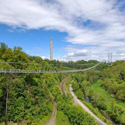 Die bis zu 60m hohe Hängebrücke "Neckarline" in Rottweil hat eine Gesamtlänge von 606 Metern.