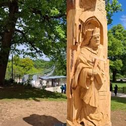 Die hölzerne Skulptur stellt den Heiligen Nepomuk dar.