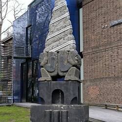 neben dem Dom, vor dem Kunstmuseum
