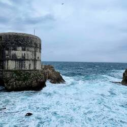 Les fortifications de la vieille ville donnent directement sur la mer
